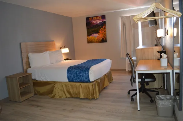 غرفة بسرير كينج لذوي الإعاقة، Travelodge by Wyndham Colorado Springs Airport/Peterson AFB 3/5
