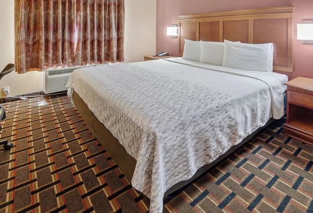 جناح بسرير كينج مع أريكة، Hometown Inn Suites 2/10
