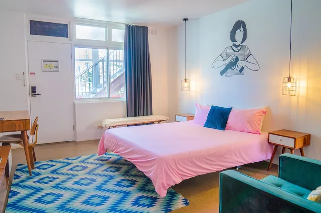 غرفة ديلوكس بسرير كينج، The Pink Hotel Coolangatta 2/2
