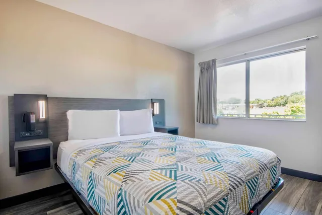 غرفة بسرير كوين للمدخنين، Motel6 Russellville, AR 7/10