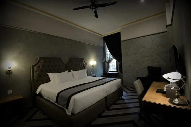 غرفة بريميير بسرير كينج بشرفة، 1969 Business Suites @ Ipoh Garden 3/8