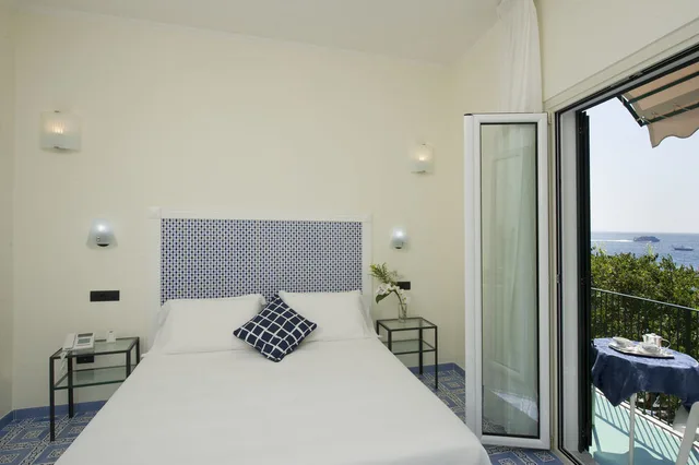 غرفة بسرير مزدوج أو سريرين منفصلين بإطلالة على البحر، Hotel Aurora Amalfi 1/3