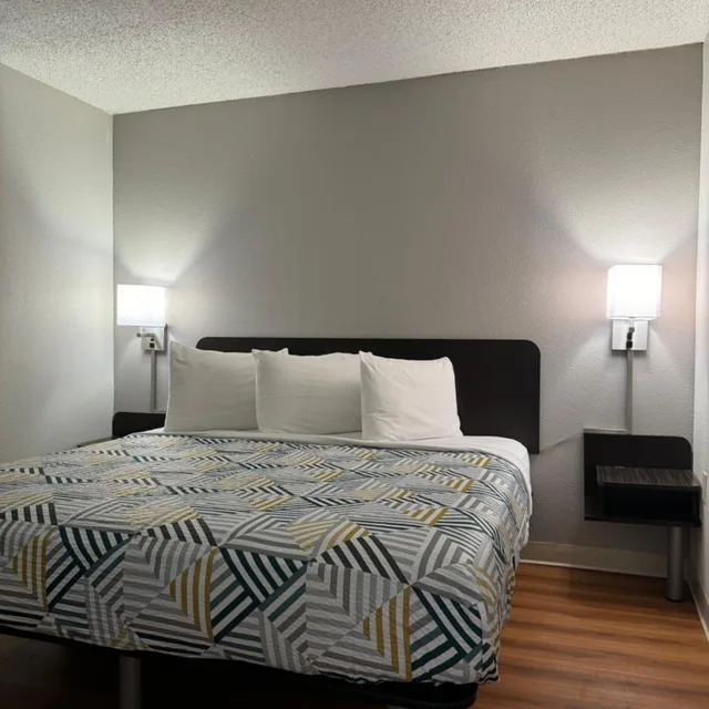 1 Queen Bed - Mobil Access Tub Nsmk Micfridg، Motel6 Butte, MT - Historic City Center 5/10