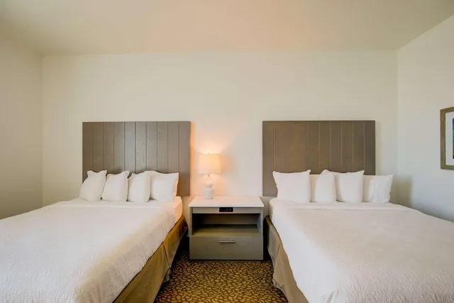 غرفة بسريرين كوين بدون إطلالة، Best Western Premier The Tides 2/4