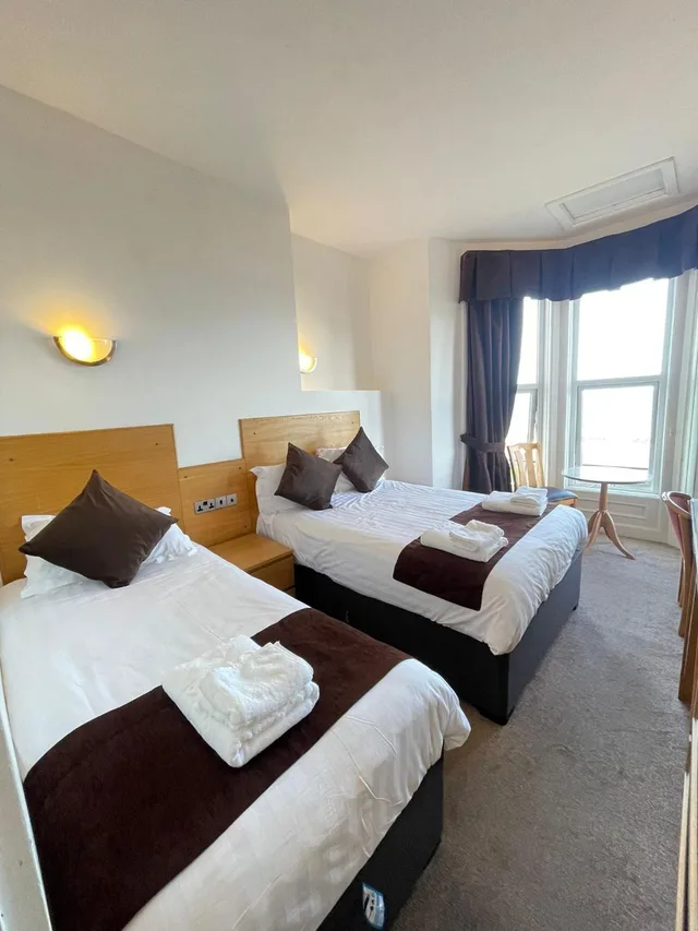 غرفة سوبيريور ثلاثية بسرير مزدوج وسرير فردي بإطلالة على البحر، Four Saints Brig Y Don Hotel 2/7