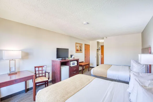 غرفة قياسية رباعية، Best Western Green Valley Inn 1/3
