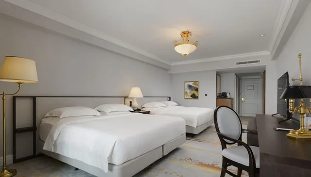 غرفة بريميوم عائلية بسرير كوين وسريرين منفصلين بإطلالة على المرفأ، Grand Hi Lai Hotel 2/3