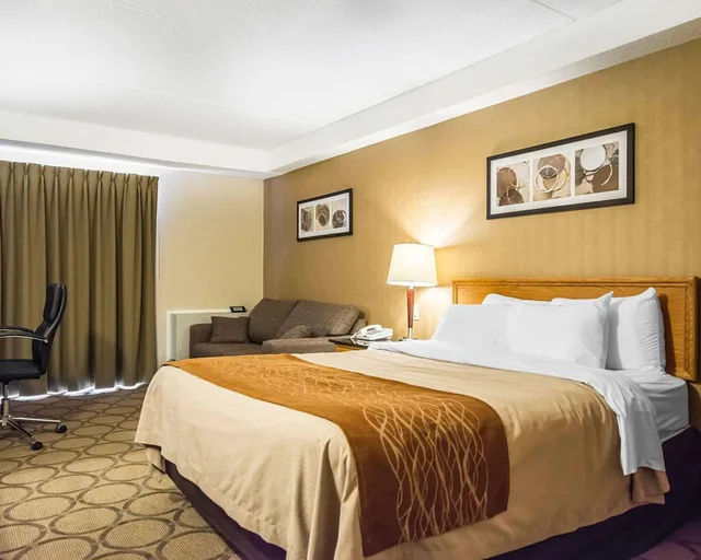 غرفة قياسية بسرير كوين، Clarion Pointe Campbellton 3/4