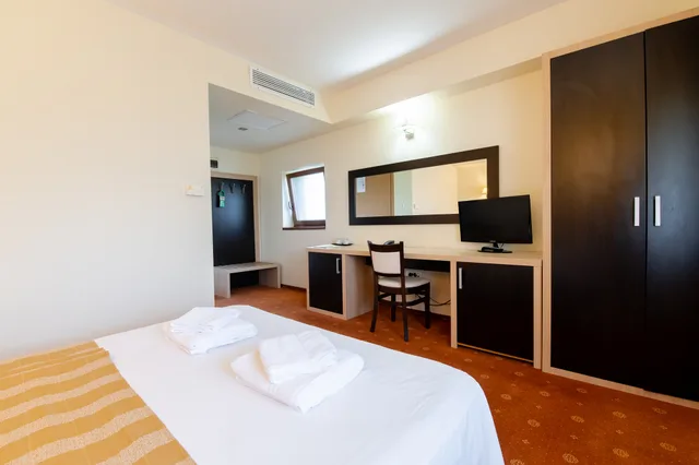 غرفة بزنس بسرير مزدوج، Oxford Inns Suites 2/8