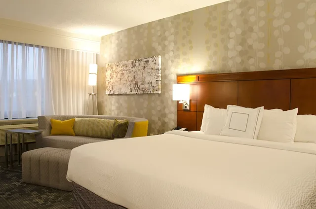 غرفة بسرير كينج مع أريكة، Courtyard By Marriott Waterbury Downtown 1/2