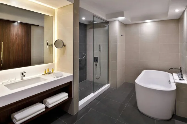 جناح رئاسي بسرير كينج مع دخول صالة النادي، فندق ماريوت مطار الرياض(Riyadh Airport Marriott Hotel) 4/4