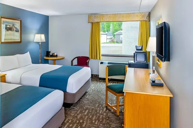 غرفة قياسية بسريرين كوين، The Crestwood Hotel 3/4