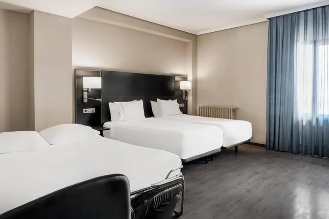 غرفة ثلاثية بسرير كوين وسرير فردي، B&B HOTEL Vitoria General Alava 1/3