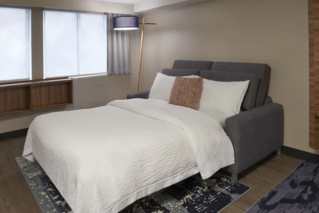 room, multiple beds، Fairfield Niagara Falls Canada 3/4