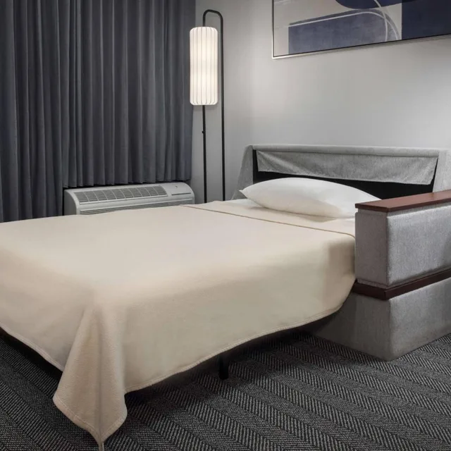 غرفة بسرير كينج مع أريكة بحوض استحمام لذوي الإعاقة، Courtyard Norwalk 2/10