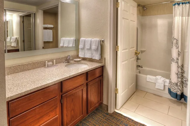 جناح بسرير كوين بغرفة نوم واحدة مع أريكة لذوي الإعاقة، Residence Inn Memphis Germantown 3/3