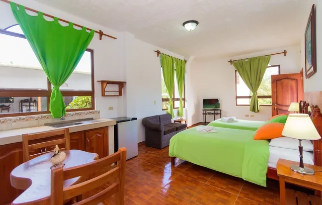 غرفة بثلاثة أسرّة بإطلالة على الحديقة، Twin Lodge Galapagos Hotel 6/10
