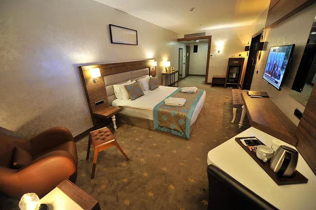جناح، Inegol Royal Hotel 8/10