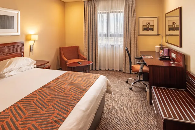غرفة بسرير مزدوج، City Lodge Hotel at OR Tambo International Airport 2/7