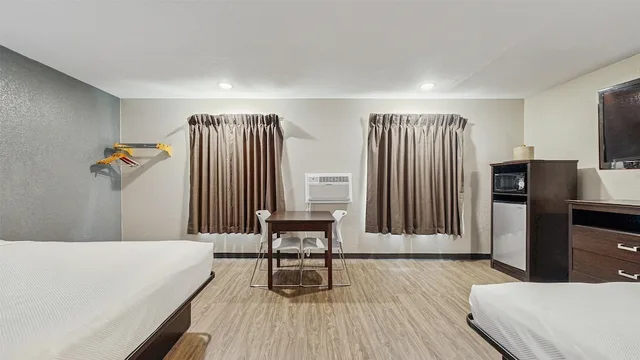 جناح بسريرين كوين، Red Lion Inn & Suites Olathe Kansas City 4/6