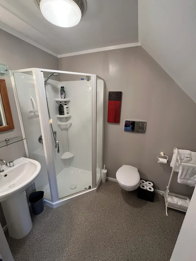 جناح بسرير كوين مع أريكة، Tudor Manor Bed Breakfast 2/2