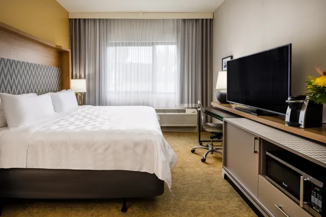غرفة قياسية بسرير كينج، Holiday Inn Long Island - Islip Arpt East 2/5