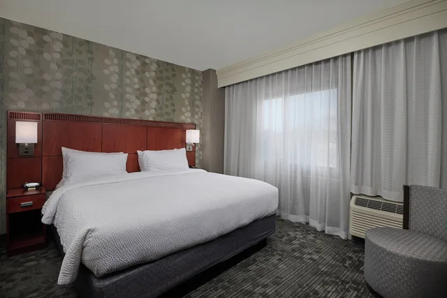 جناح بسرير مزدوج بشرفة بغرفة نوم واحدة، Courtyard by Marriott Bristol 1/2