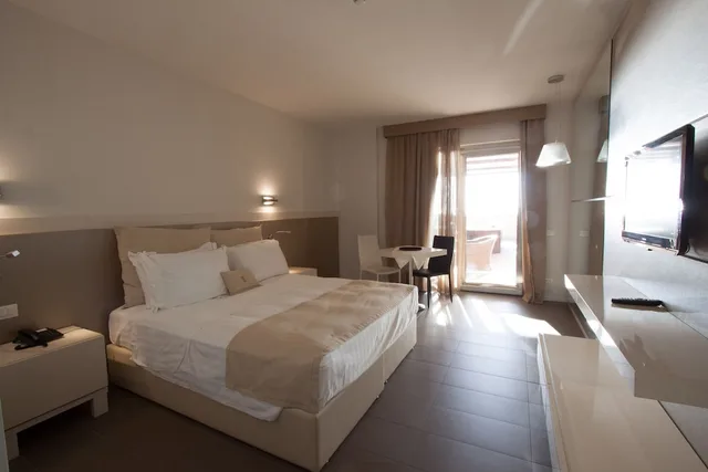غرفة رومانسية بسرير كوين بإطلالة على البحر بشرفة، Main Palace Hotel 1/2