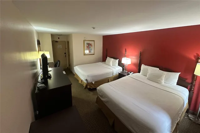 غرفة بسريرين كوين، Econo Lodge City Centre Kingston 2/8