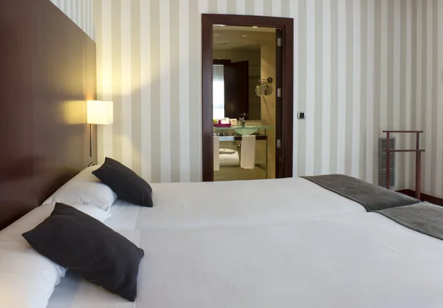 غرفة بسريرين منفصلين مع سرير إضافي، Hotel Zenit Coruna 6/7