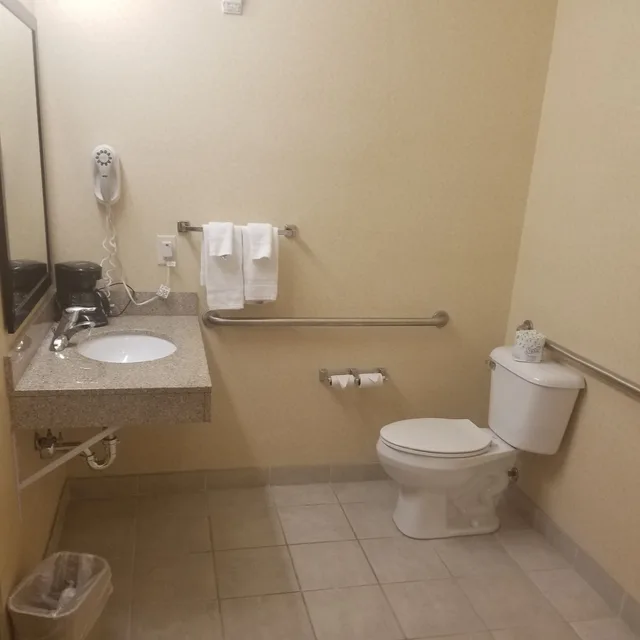 Suite, King Bed, Jetted Tub, Accessible, Cobblestone Suites Ripon 3/4