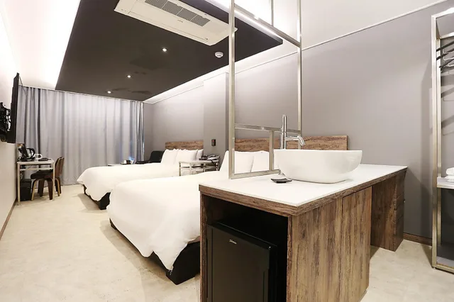 غرفة قياسية بسريرين منفصلين، Louis Hotel 1/1