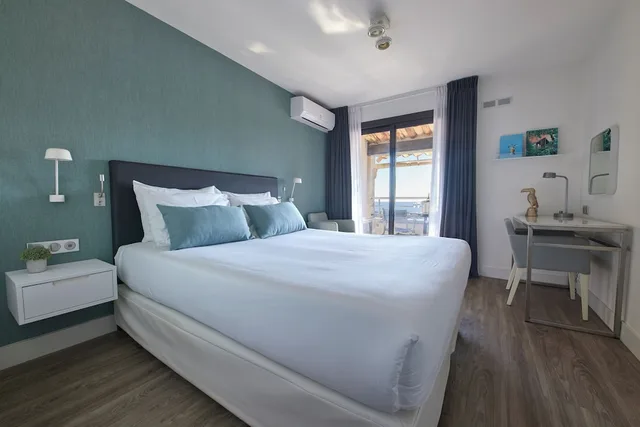 غرفة كومفورت بسريرين منفصلين بإطلالة على البحر بشرفة بغرفة نوم واحدة، Hotel Saint Aygulf 1/5