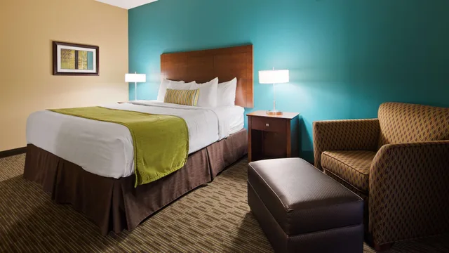 غرفة قياسية بسرير كينج لذوي الإعاقة، Best Western Plus French Lick 3/7