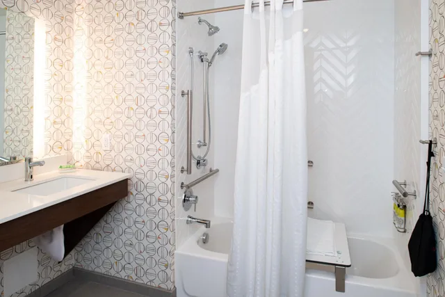 Standard, 2 Queen Beds, Bathtub, Accessible, Holiday Inn Suites Idaho Falls 7/9