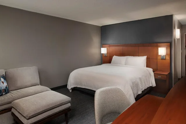 غرفة بسرير كينج، Courtyard By Marriott Winston Salem University 2/3