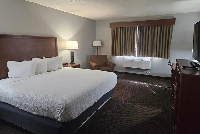 Room, King Bed, Americinn By Wyndham Marshall 4/9