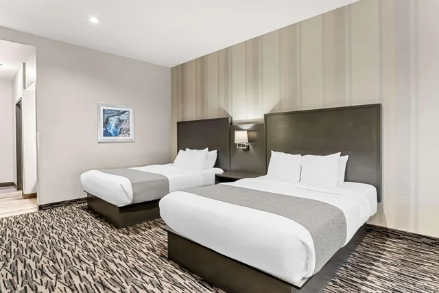 غرفة بسريرين كوين مع أريكة، Best Western Sawtooth Inn & Suites 2/6