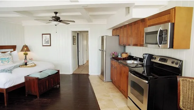 2 Bedrooms, Premium, Suite, King and Queen Bed, Bay View, Kitchen، Coconut Palm Inn 3/5