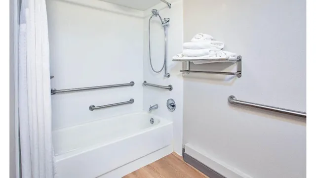 غرفة قياسية بسريرين كوين بحوض استحمام لذوي الإعاقة، Holiday Inn Morgantown Reading Area 5/6
