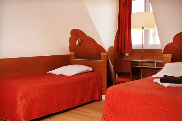 غرفة ثلاثية بسرير مزدوج وسرير فردي بحمام مشترك، Hotel Marignan 2/7