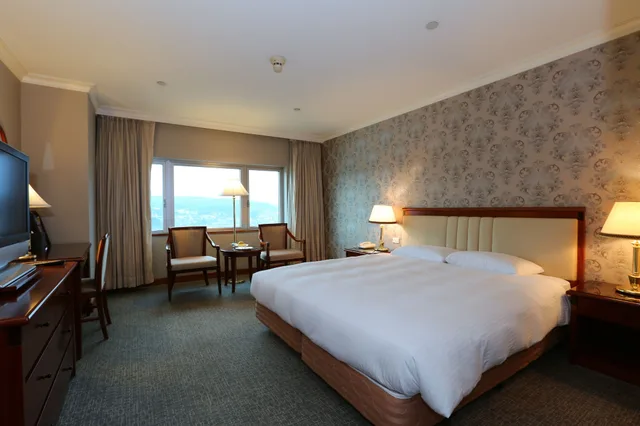 Harbor, King Bed، Evergreen Laurel 1/10