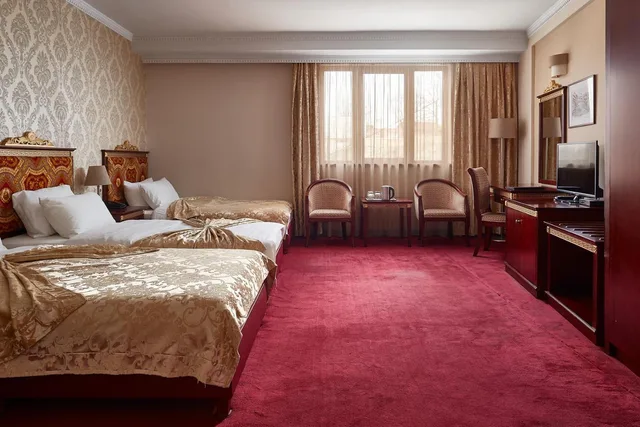 غرفة ثلاثية، Gold Hotel 2/4