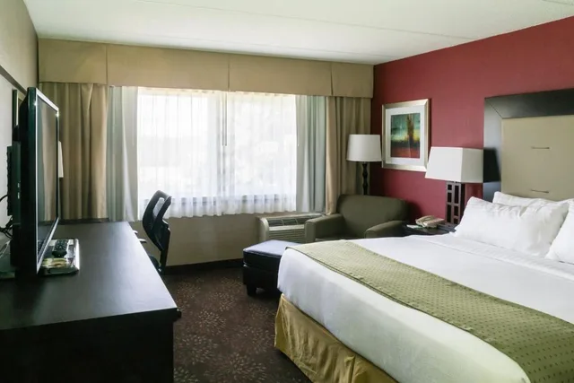 غرفة بسرير كينج، Holiday Inn Express Big Rapids, an IHG Hotel 1/2