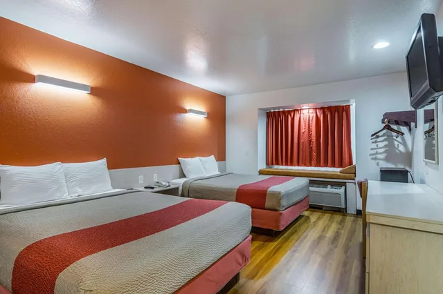 غرفة بسريرين كوين لغير المدخنين، Motel6 McAlester, OK 1/10