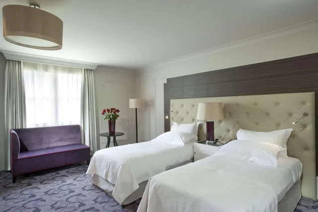 غرفة بسريرين منفصلين بإطلالة على الحديقة، Waldorf Astoria Versailles Trianon Palace 1/1