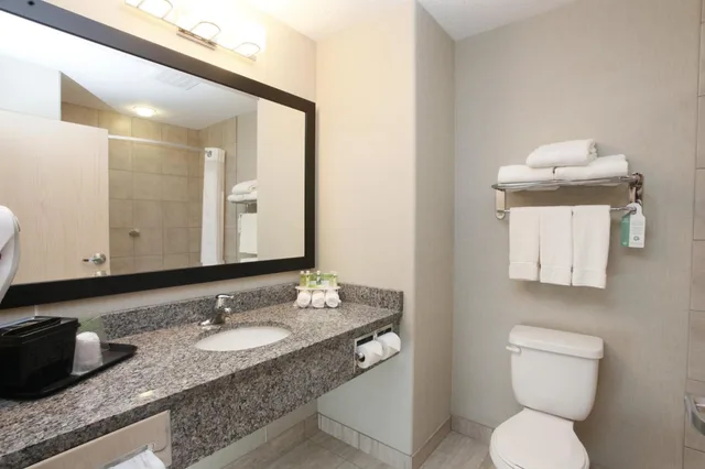 غرفة قياسية بسرير كينج لذوي الإعاقة، Holiday Inn Express Fort St John 4/10