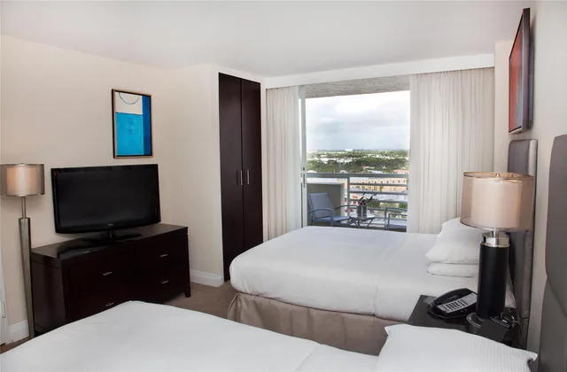 جناح بسرير كوين بإطلالة على المسبح بشرفة، GALLERYone - a DoubleTree Suites by Hilton Hotel 1/1