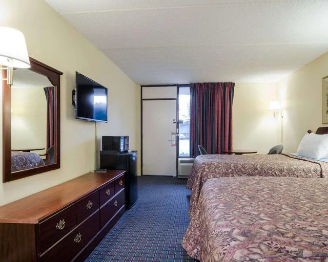 غرفة بسريرين مزدوجين لذوي الإعاقة، Rodeway Inn Norcross GA 1/1