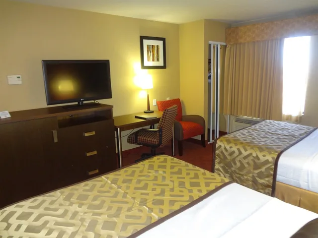غرفة قياسية بسريرين كوين، Best Western Plus Woodland Hills Hotel Suites 4/8